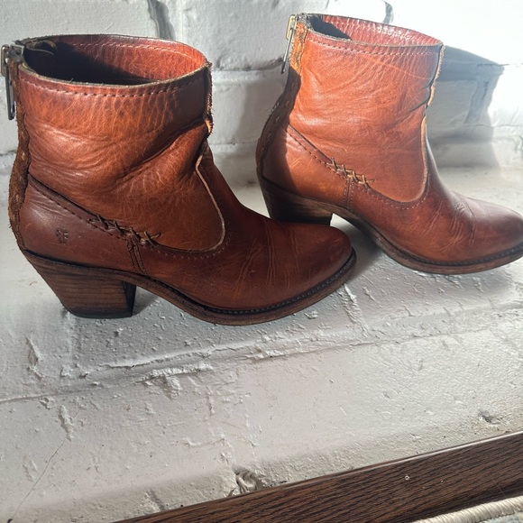 Frye Leslie artisan bootie. Size 7 - Picture 6 of 10